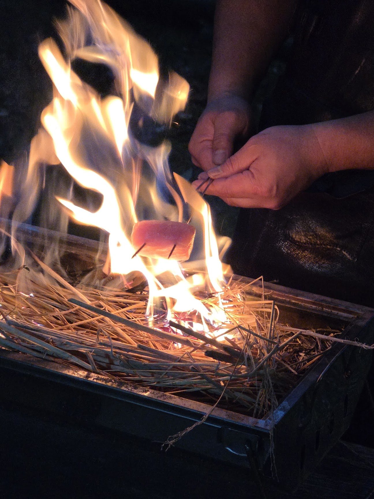 藁焼きで炙る鰹